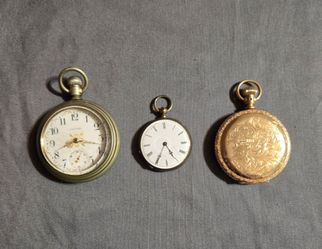 Three antique pocket watches: Waltham and Elgin and unknown / Tres relojes de bolsillo antiguos: Waltham, Elgin y uno desconocido.