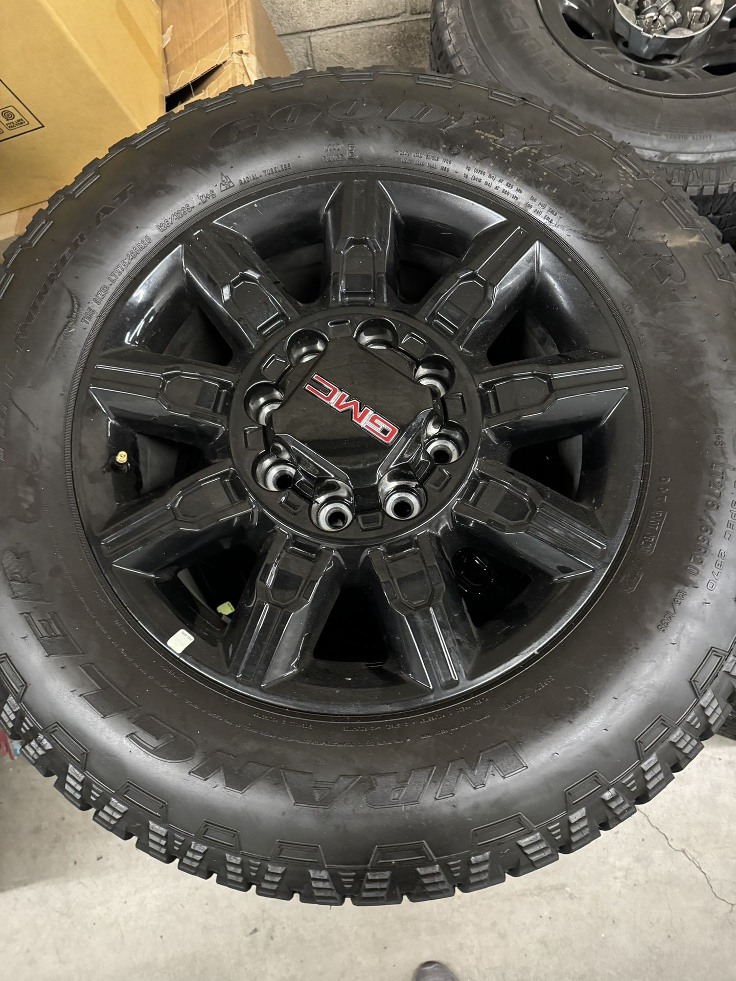 2024 GMC Sierra 2500 AT4 20” 8lug Wheel/tire Set 