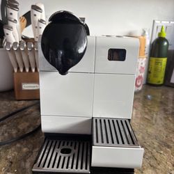 Delonghi Nespresso Machine WITHOUT Milk Frother 