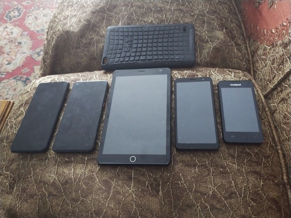 Cell Phones And iPod. Bundle Deal. Read Description.