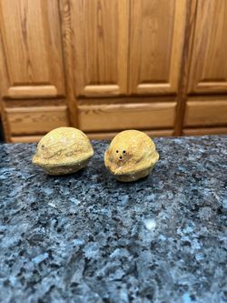 Vintage 1950’s Ceramic Walnut Shaped pair of Salt and Pepper Shakers.  Preowned the bottom has some wear see pictures .  Replaced stoppers with new st