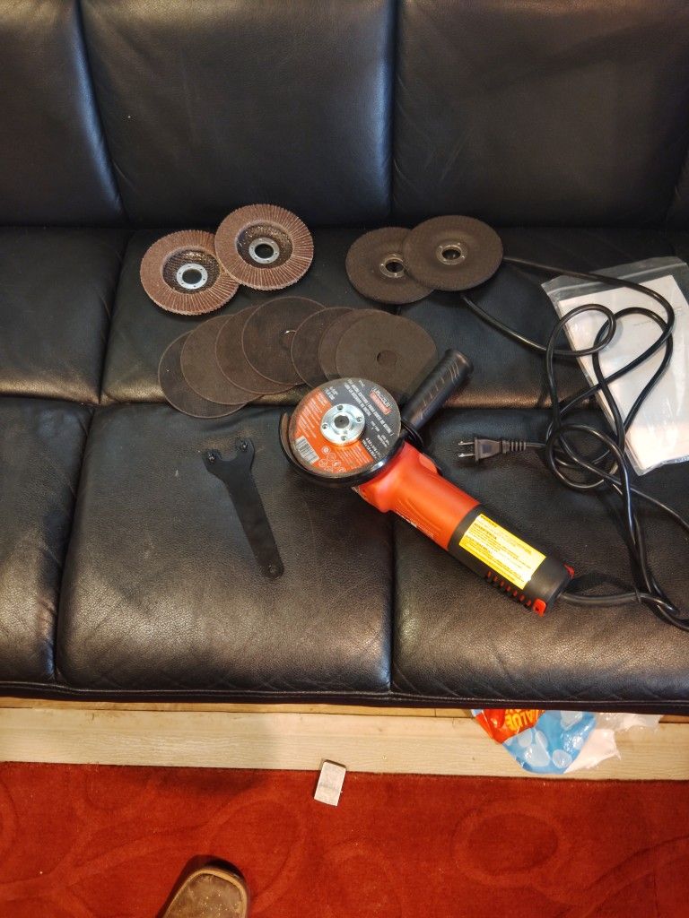 Grinder W/ Wheels & 200 Pc Toolkit