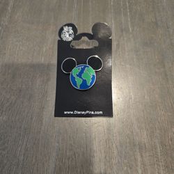 WDW DISNEY WORLD 2010 Mickey Mouse Icon with EARTH PIN New on CARD