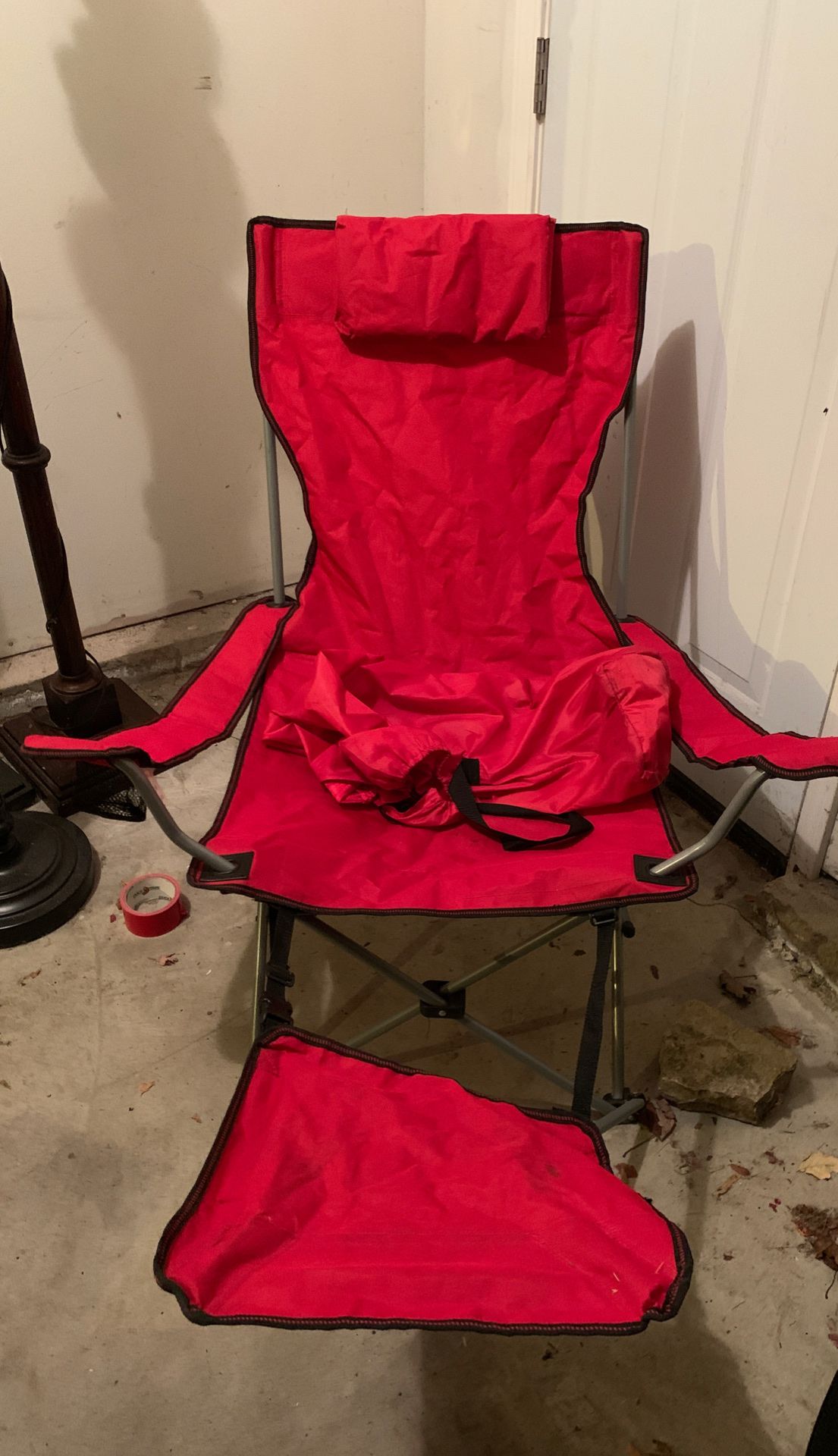 Folding lawn chair with leg rest