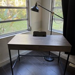 Desk With Lamp 