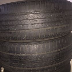 Llantas usadas buenas condiciones del número 225-60-17 De la marca Kumho SolÃs KR21 $25 Cada Una