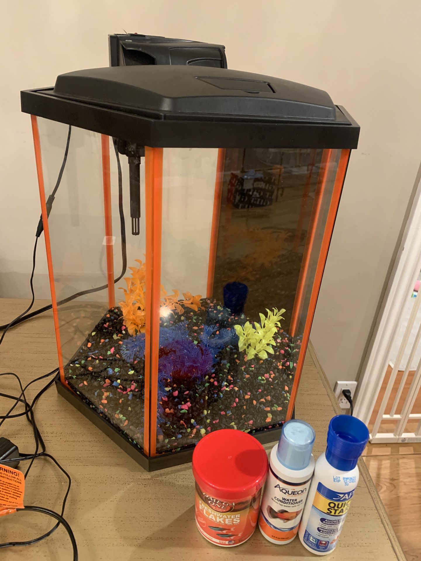 Aqueon NeoGlow LED Hexagon Fish Tank / Aquarium Kit, 8 gallon/15 L x 13.25″ W x 15″ H