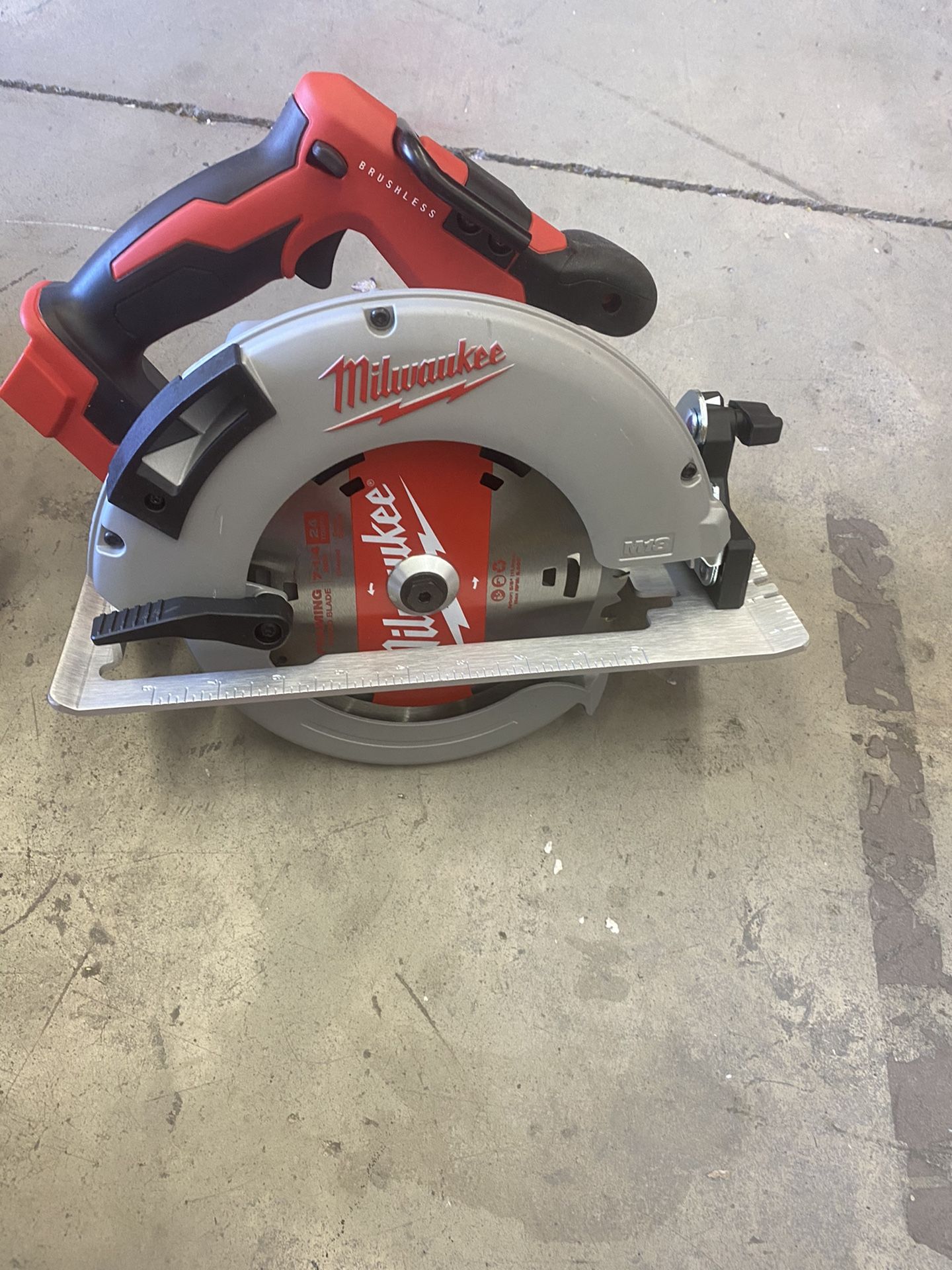 Milwaukee M18 18-Volt Lithium-Ion Brushless Cordless 7-1/4 in. Circular Saw (Tool-Only)
