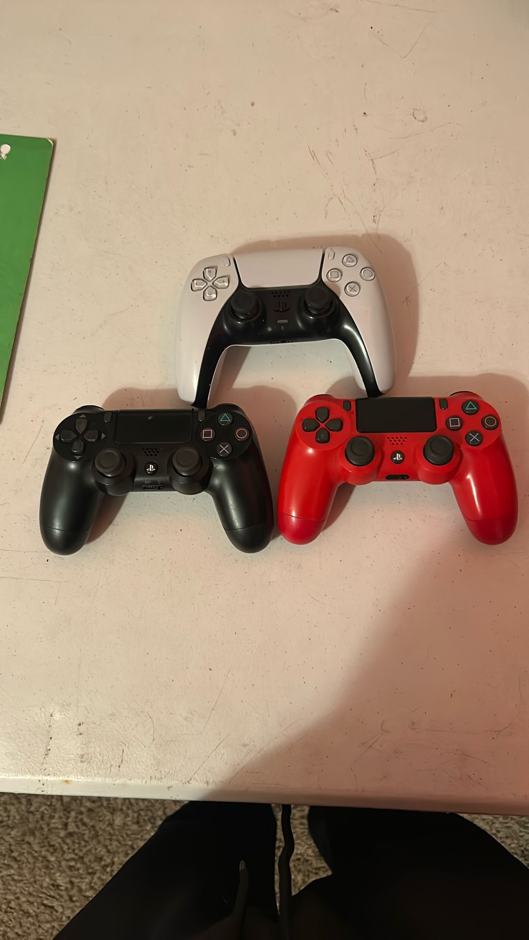 One PS4 controller two PS4 controllers