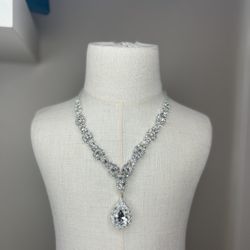Silver tone rhinestone fancy necklace