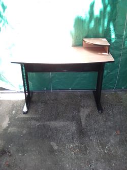 Lakemont: 4' X 2' Student Desk With Stand.