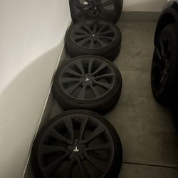 MODEL 3 PERFORMANCE WHEELS 20" 