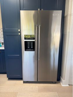 Kitchenaid side-by-side refrigerator great shape