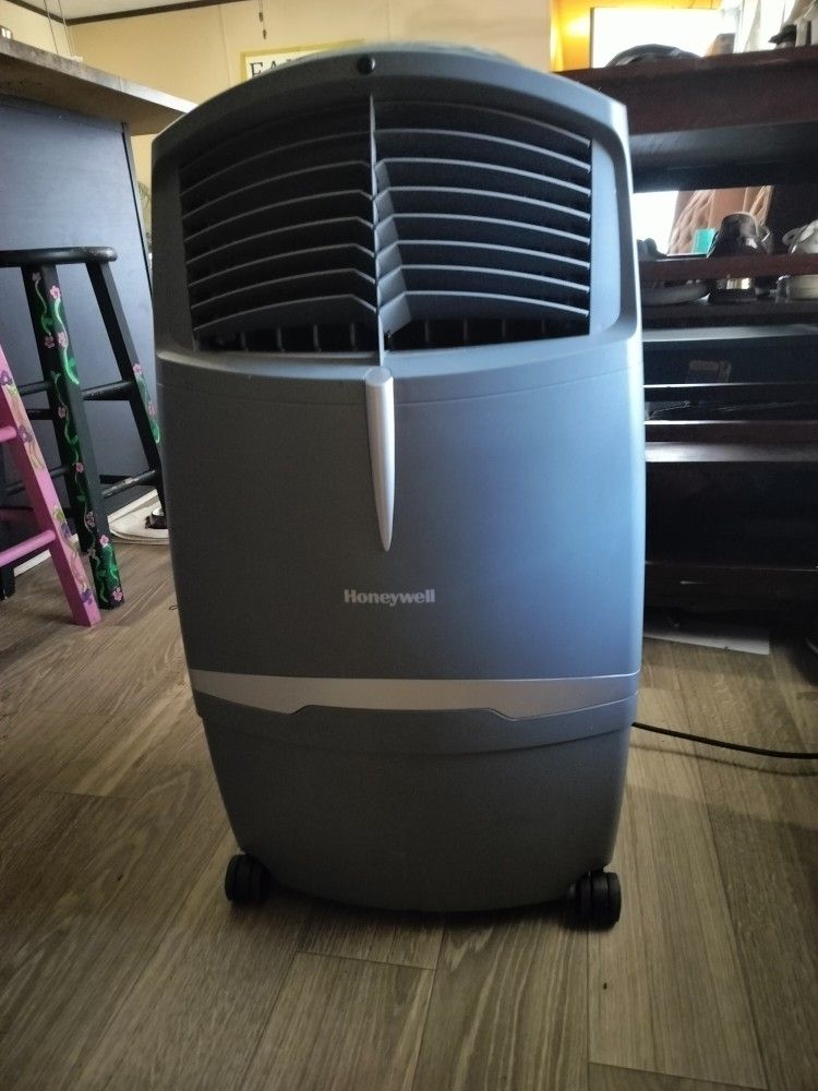 Honeywell Indoor/Outdoor Portable Evaporative Air Cooler CO30XE