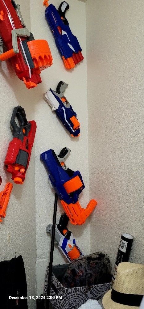 8 Nerf Guns