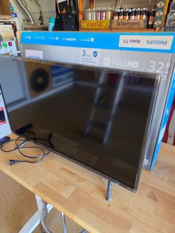 Nused. 32" Philips Roku Flat Screen TV