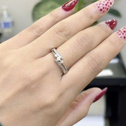 10K White Gold Diamond Ring 