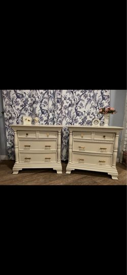 Set of two nightstands small dressers