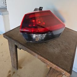 NISSAN ROUGE OEM RIGHT SIDE TAILLIGHT 