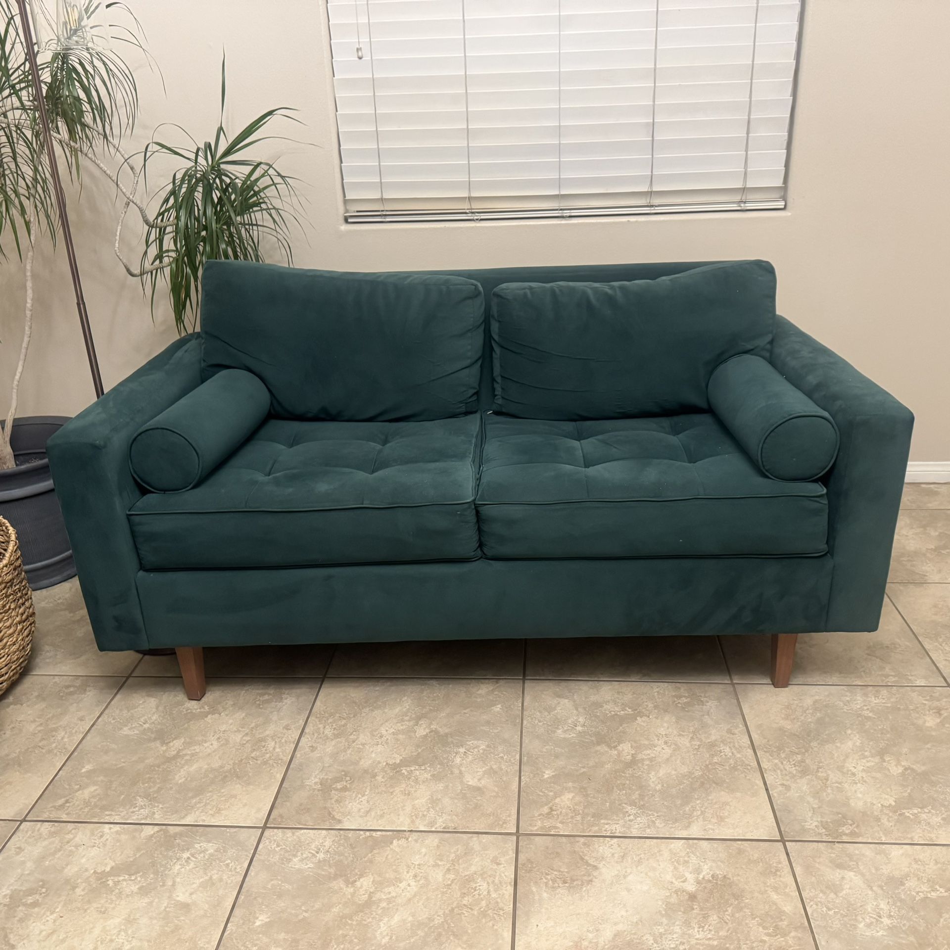 $250- 2 Couches- Modern Green Velvet Couch & Loveseat Set – Excellent Condition 🌿