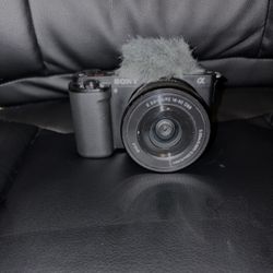Sony ZV-E10 + Kit Lens + 2 extra batteries with a battery charger
