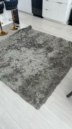 7’ x 7’ shag rug. Like new