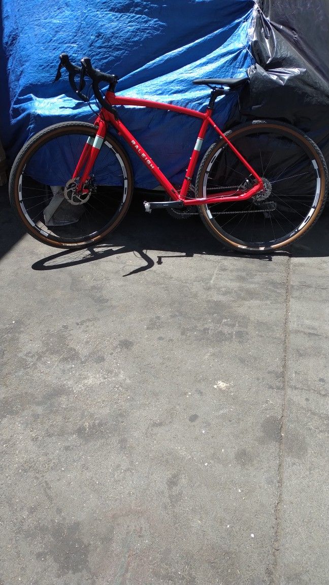 RALEIGH WILLARD 4 GRAVEL BIKE 700 TIRES