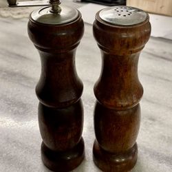 Salt And Pepper shaker Vintage Pair Wooden Grinder Set