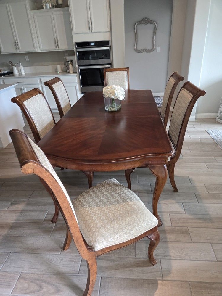 Beautiful Thomasville Wood Dining Set. Used, in very good condition. Sturdy, Good Quality!