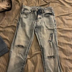 31/32 Light Wash Blue Ripped Jeans 