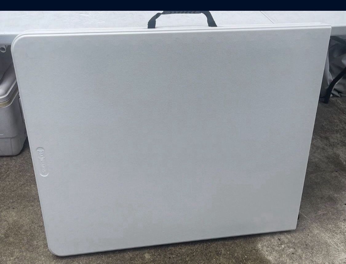 Mainstays White 6 Foot Fold-in-Half Plastic Table, Indoor