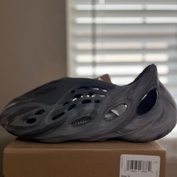 Yeezy Foam RNNR “Granite”