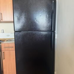 GE Black Top-Freezer Refrigerator – Reliable Cooling, Great Shape