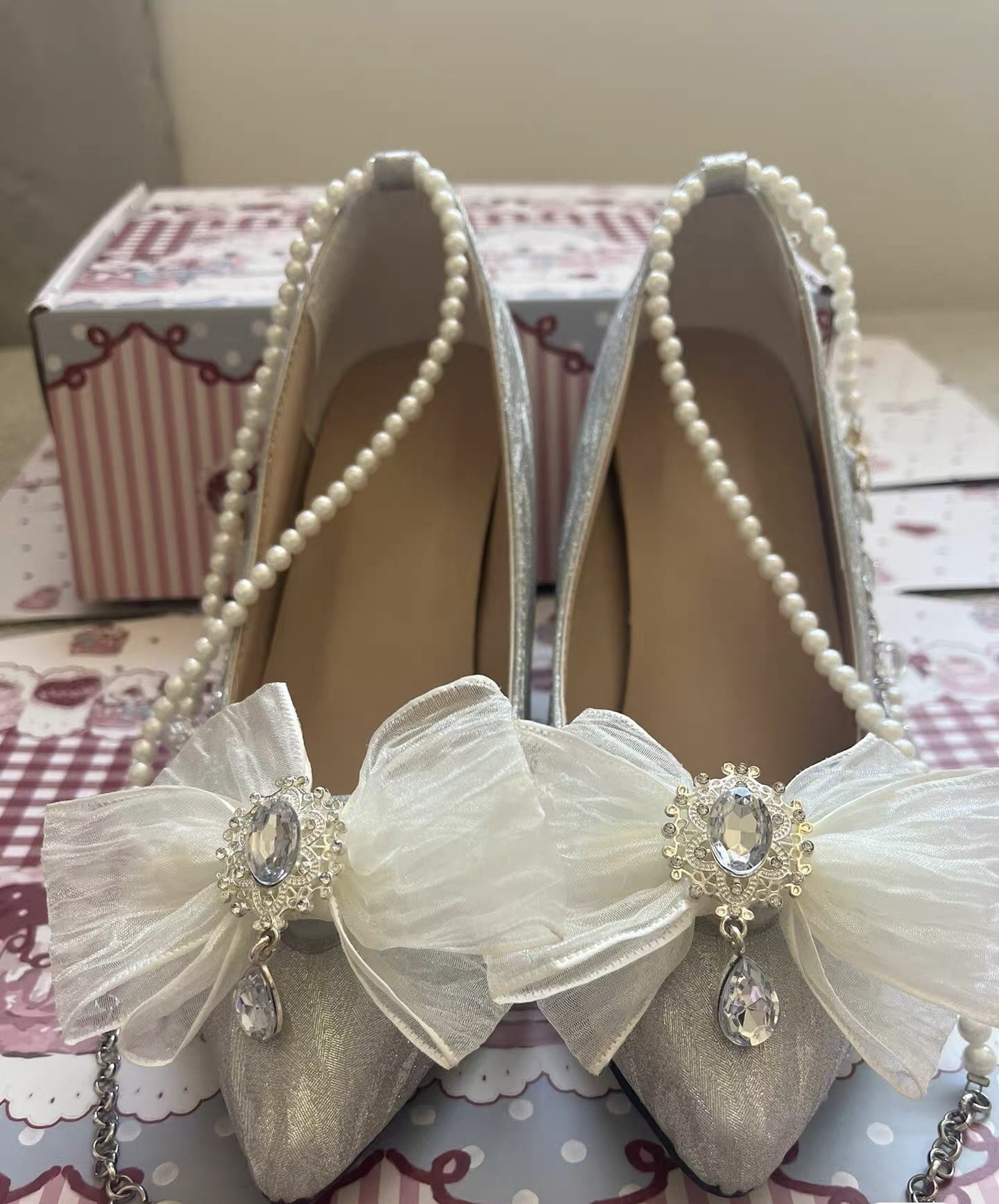 White Fashionable High-heeled Shoes