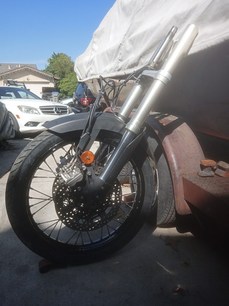 45mm Front Forks With brake Cal. 21in Front Tire And Rim From A 2014 Triumph Tiger 800. 150.00