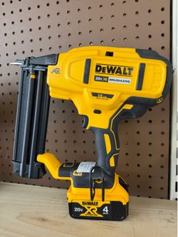 DeWalt DCN680 20V 18-GA Brad Nailer w/4Ah Battery
