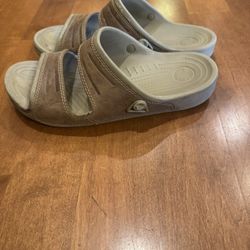 Men’s crocs, sandals, size 9, shipping available