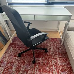 White desk & black desk chair set