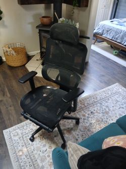 Black Mesh Ergonomic Office/Gaming Chair with Headrest