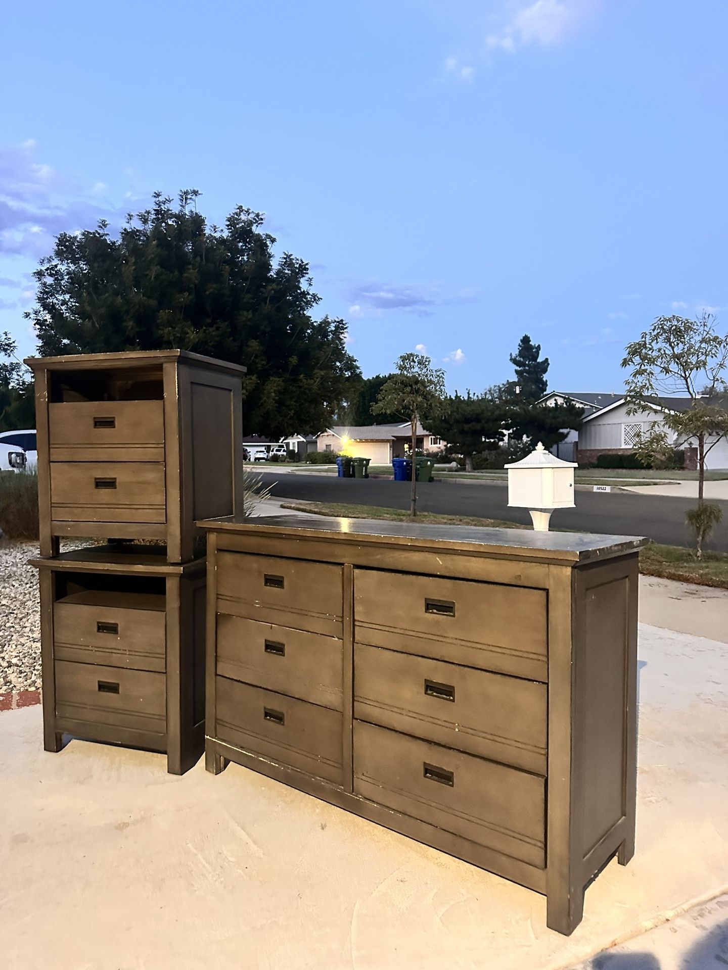 Dresser/Nightstand set - DELIVERY AVAILABLE