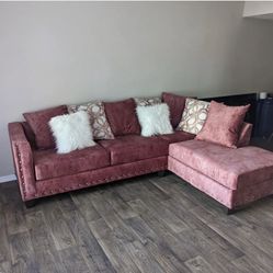 Cassie Velvet Sectional w Pillows 