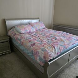 Bedroom Set. Queen-sized bed, Dresser, Mirror, Bedside Table