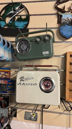 Vintage look radio and lunch box