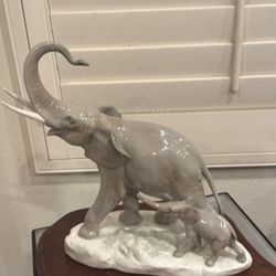 Lladro ( Elephant Family )