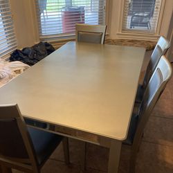 New 4 Seat Table And Chairs 