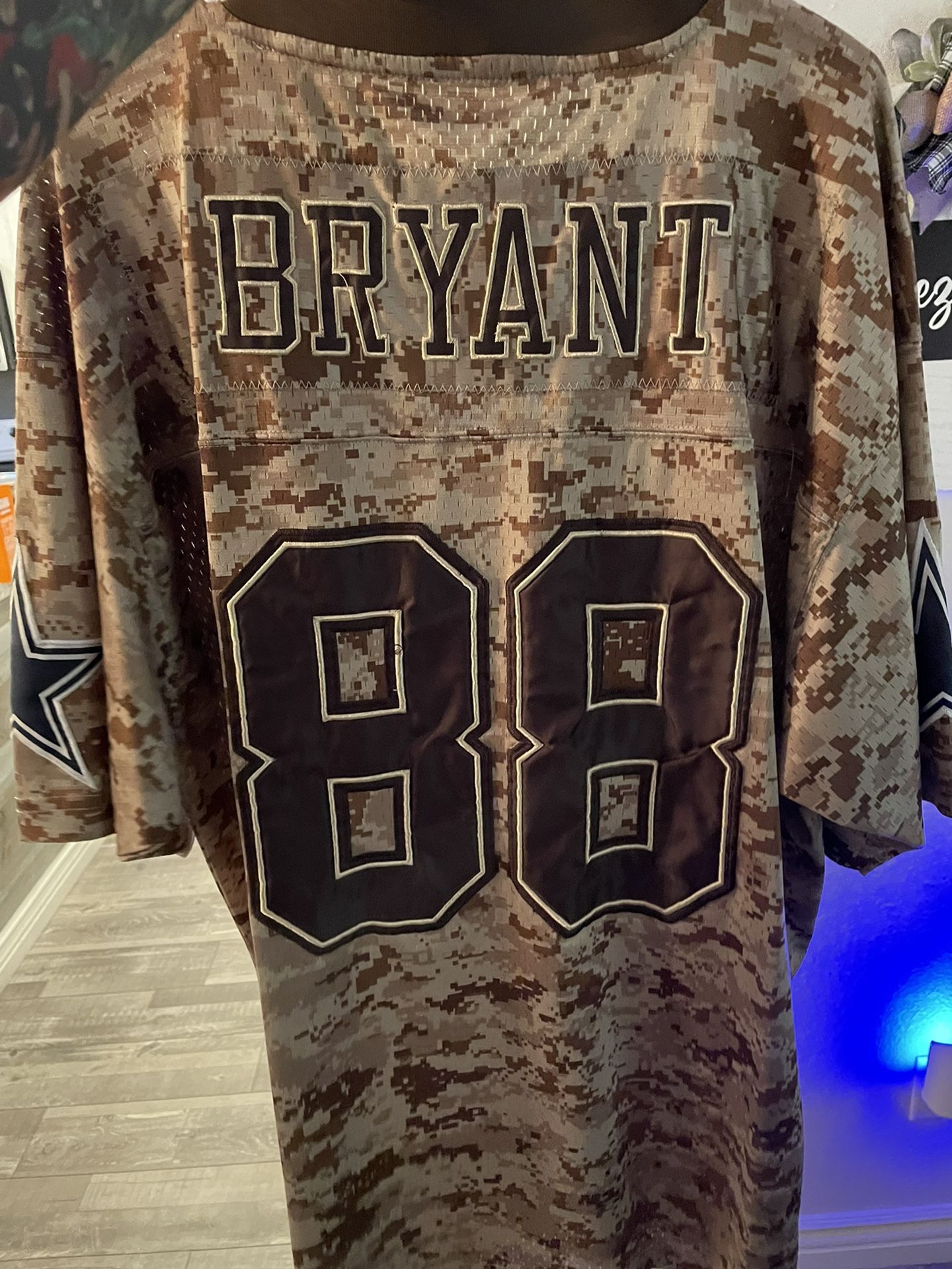 JERSEY, Dez Bryant Dallas Cowboys Green Camo Salute to Service Jersey for  Sale in Mesa, AZ - OfferUp