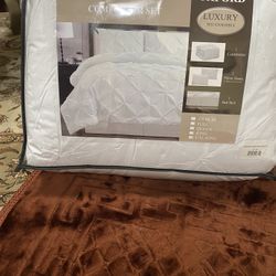 Decorative Pinch Pleat Comforter Set 4 Pc Set Cal. King Size 