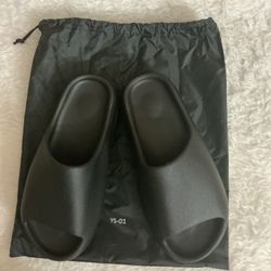 Yeezy Slides Men’s Size 10