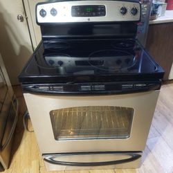 Black And Stainless GE Glass Top Stove With Self Cleaning Oven Works Excellent 