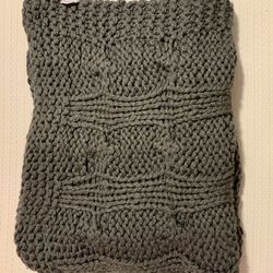 Front gate Cable Knit Throw
